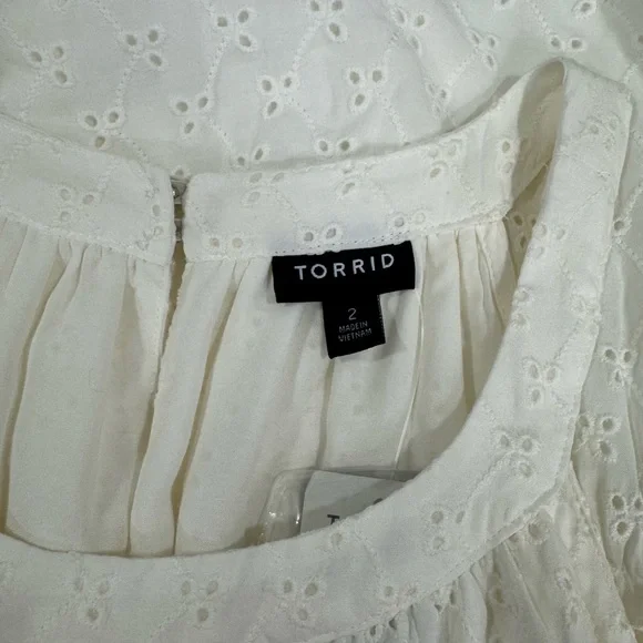 Torrid NWT 1 Sleeveless Blouse White Eyelet Lace Tiered Ruffle Keyhole Back Sz 2 - Picture 9 of 10